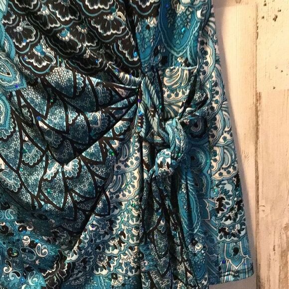 Blouse by S Levine Beautiful sparkling blue and green rhinestone Size small￼￼ - Picture 2 of 6